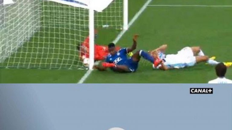 Рене Декарт и новите технологии

Марсилия – Лион 0:0, 18 септември 2016 г.
 
Френският философ Рене Декарт е живял през 17-ти век, но намират начин да го намесят във футбола и новите технологии. Това се случва на 18 септември миналата година, когато на „Стад Велодром” играят Марсилия и Лион. В хода на мача е забелязано тотално разминаване между картината, която показват телевизионните камери и системата GoalControl. При един от ударите във вратата се вижда, че топката е преминала голлинията с огромна част от обема си. А в същото време GoalControl отчита, че кълбото е вътре най-много наполовина!
Според техническите характеристики на GoalControl, системата може да сбърка само с един сантиметър. Но тук очевидно грешката е доста по-голяма. Така и не е дадено смислено обяснение къде е проблемът. Най-смешно прозвучава коментарът на бившият футболен съдия Жоел Киню, известен у нас с неотсъдената втора дузпа за България в полуфинала срещу Италия на световното през 1994 г. „Тази система вече се е доказала, и според философията на Рене Декарт ние ще трябва да й се доверим”, разяснява Киню пред смаяните слушатели. 