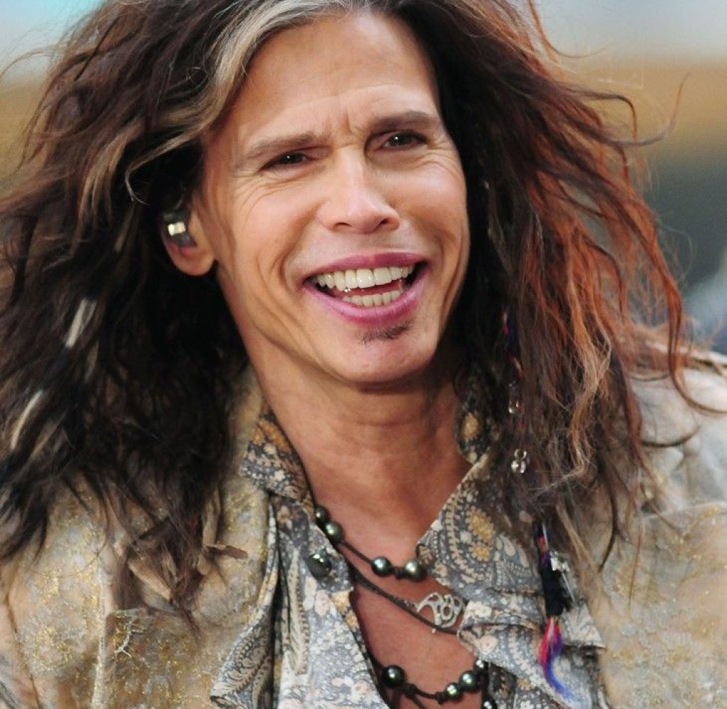 Четвъртото внуче на вокалиста на рок групата Аеросмит Стивън Тайлър проплака за първи път на 10 май. Дъщеря му Мия и съпругът й Дан Хейлън станаха горди родители. Те кръстиха новороденото си момче Акстън.