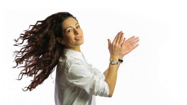 Възрастен мъж й прави строга забележка. Не било възпитано