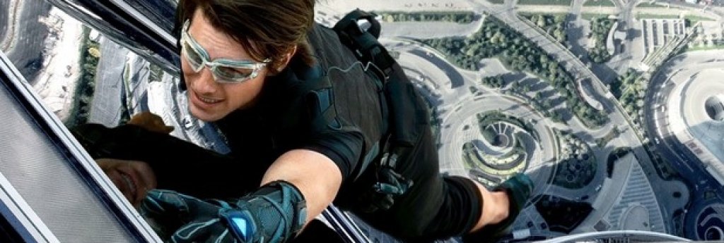Изкачването на Бурдж Халифа в "Мисията невъзможна: Режим Фантом" (Mission Impossible: Ghost Protocol, 2011)
Светне ли синьо на ръкавицата, значи тя е добре залепнала, светне ли червено - значи смърт. Том Круз има само 26 минути, за да изкачи най-високата сграда в света. Естествено, по някое време батерията на едната специална ръкавица сдава багажа и светва в червено. Ненужна, тя бива захвълрена от стотици метри надолу... А зад Круз се задава пясъчна буря. В един момент той пада и губи ножа за стъкло, с който трябва да проникне на горния етаж. Остава му възможност само да чупи стъклото с крак. Сцената е невероятна, а мисията, колкото и да изглежда невъзможна - все пак явно е изпълнима.