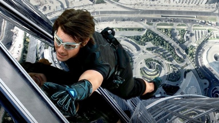 Изкачването на Бурдж Халифа в "Мисията невъзможна: Режим Фантом" (Mission Impossible: Ghost Protocol, 2011)
Светне ли синьо на ръкавицата, значи тя е добре залепнала, светне ли червено - значи смърт. Том Круз има само 26 минути, за да изкачи най-високата сграда в света. Естествено, по някое време батерията на едната специална ръкавица сдава багажа и светва в червено. Ненужна, тя бива захвълрена от стотици метри надолу... А зад Круз се задава пясъчна буря. В един момент той пада и губи ножа за стъкло, с който трябва да проникне на горния етаж. Остава му възможност само да чупи стъклото с крак. Сцената е невероятна, а мисията, колкото и да изглежда невъзможна - все пак явно е изпълнима.