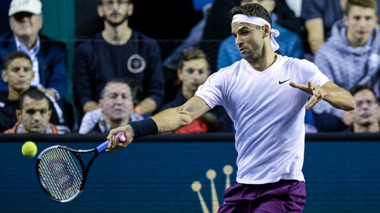 В спор за място на полуфиналите българинът ще се изправи срещу Кристиан Гарин, след като чилиецът изненадващо елиминира представителя на домакините Жереми Шарди в три сета.