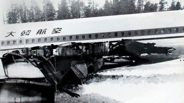 През април 1978 г. съветски изтребител стреля по корейски пътнически самолет, извършващ полет над Колския полуостров в Мурманската област, и го принуждава да направи принудително кацане. Инцидентът обаче не застрашава живота на пасажерите от полета.