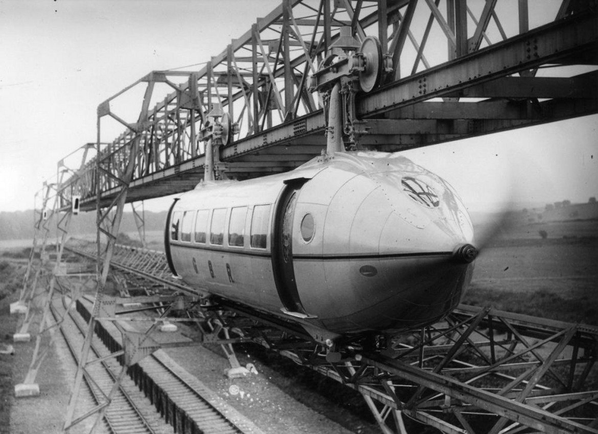 5. Летящият влак на Бени (Bennie Railplane)
 
Шотландецът Джордж Бени започва работата по този прототип през 20-те години на миналия век. Нарича го "релсосамолет" (railplane). Машината трябва да използва перки и вградени двигатели, за да се придвижва със скорост до 190 км/ч. Идеята е линиите за транспортното средство да бъдат изградени над традиционните железопътни линии.

118-метровият прототип доказва потенциала на идеята за построяване на линии от Единбург до Глазгоу и от Саутпорт до Блекпул. Амбицията на Бени обаче така и не довежда до краен резултат – прототипът ръждясва, а изобретателят му фалира. 