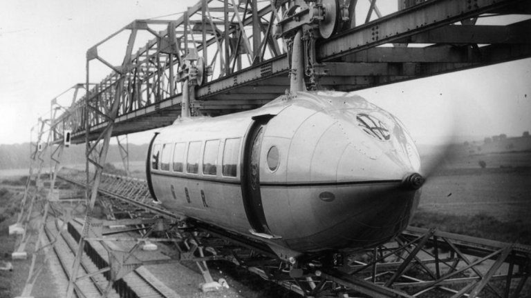 5. Летящият влак на Бени (Bennie Railplane)
 
Шотландецът Джордж Бени започва работата по този прототип през 20-те години на миналия век. Нарича го "релсосамолет" (railplane). Машината трябва да използва перки и вградени двигатели, за да се придвижва със скорост до 190 км/ч. Идеята е линиите за транспортното средство да бъдат изградени над традиционните железопътни линии.
118-метровият прототип доказва потенциала на идеята за построяване на линии от Единбург до Глазгоу и от Саутпорт до Блекпул. Амбицията на Бени обаче така и не довежда до краен резултат – прототипът ръждясва, а изобретателят му фалира.