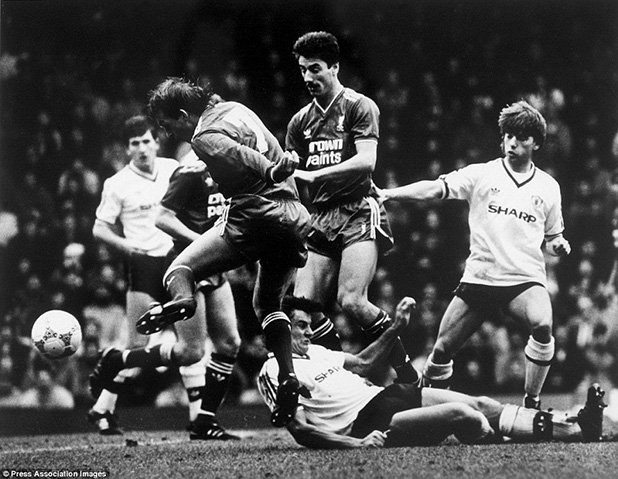 Кени Далглиш и Йън Ръш напират към вратата на Манчестър Юнайтед в дербито на "Анфийлд" от 1986 г. Един от първите мачове на Алекс Фъргюсън като мениджър завършва триумфално - Ливърпул е победен с 1:0, въпреки че по Коледа Юнайтед е в зоната на изпадащите.