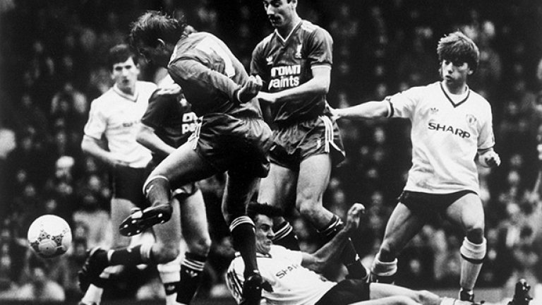 Кени Далглиш и Йън Ръш напират към вратата на Манчестър Юнайтед в дербито на "Анфийлд" от 1986 г. Един от първите мачове на Алекс Фъргюсън като мениджър завършва триумфално - Ливърпул е победен с 1:0, въпреки че по Коледа Юнайтед е в зоната на изпадащите.