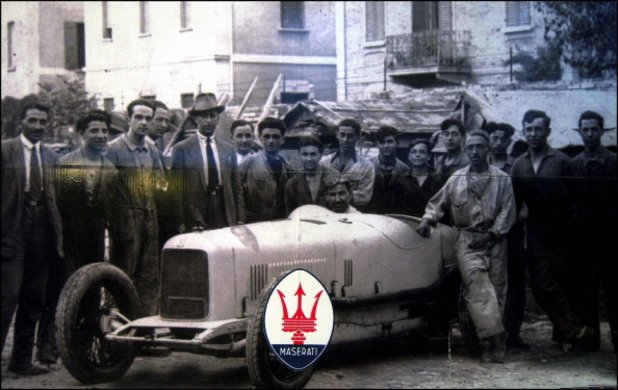 Братята Мазерати, заедно с работници позират пред спортен модел през 1930-та
