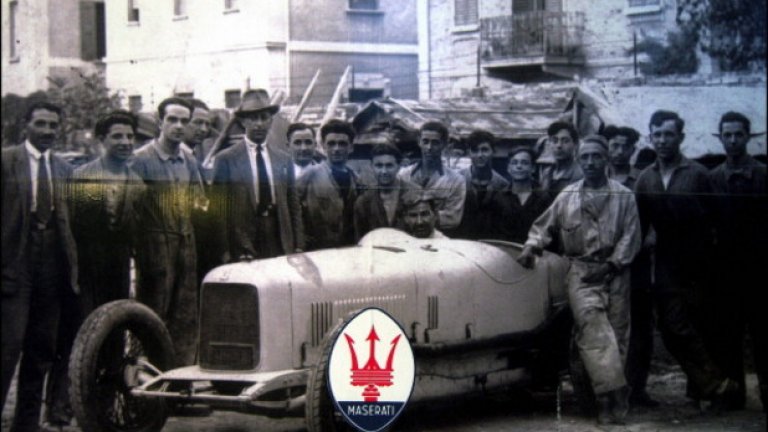 Братята Мазерати, заедно с работници позират пред спортен модел през 1930-та