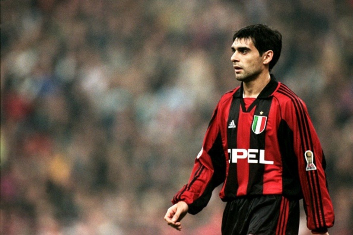 Роберто Аяла
Аржентинецът пристигна на Ботуша от Ривър Плейт и изигра три силни сезона с екипа на Наполи, които му осигуриха трансфер в Милан през 1998 г. В присъствието на Паоло Малдини и Били Костакурта обаче Аяла успя да запише едва 24 мача с фланелката на „росонерите“. Напусна през 2000 г., заминавайки за Валенсия. Игра седем години за „прилепите“, стигна финал в Шампионската лига още в първия си сезон, спечели на два пъти титлата в Примера, вдигна и Купата на УЕФА.