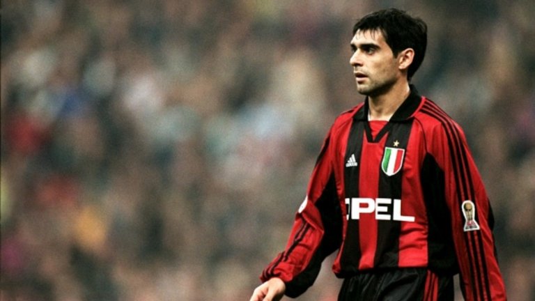 Роберто Аяла
Аржентинецът пристигна на Ботуша от Ривър Плейт и изигра три силни сезона с екипа на Наполи, които му осигуриха трансфер в Милан през 1998 г. В присъствието на Паоло Малдини и Били Костакурта обаче Аяла успя да запише едва 24 мача с фланелката на „росонерите“. Напусна през 2000 г., заминавайки за Валенсия. Игра седем години за „прилепите“, стигна финал в Шампионската лига още в първия си сезон, спечели на два пъти титлата в Примера, вдигна и Купата на УЕФА.