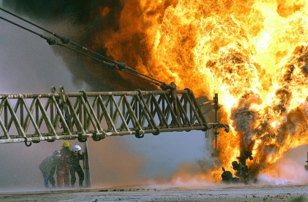 1280px-US_Navy_030328-M-0000X-005_Kuwaiti_firefighters_fight_to_secure_a_burning_oil_well_in_the_Rumaila_oilfields