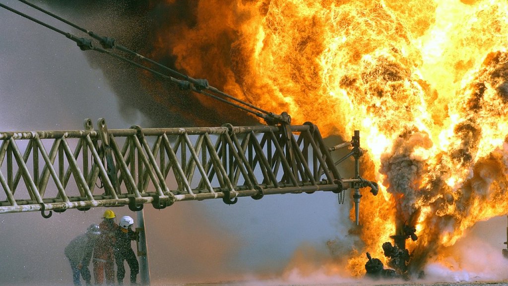 1280px-US_Navy_030328-M-0000X-005_Kuwaiti_firefighters_fight_to_secure_a_burning_oil_well_in_the_Rumaila_oilfields