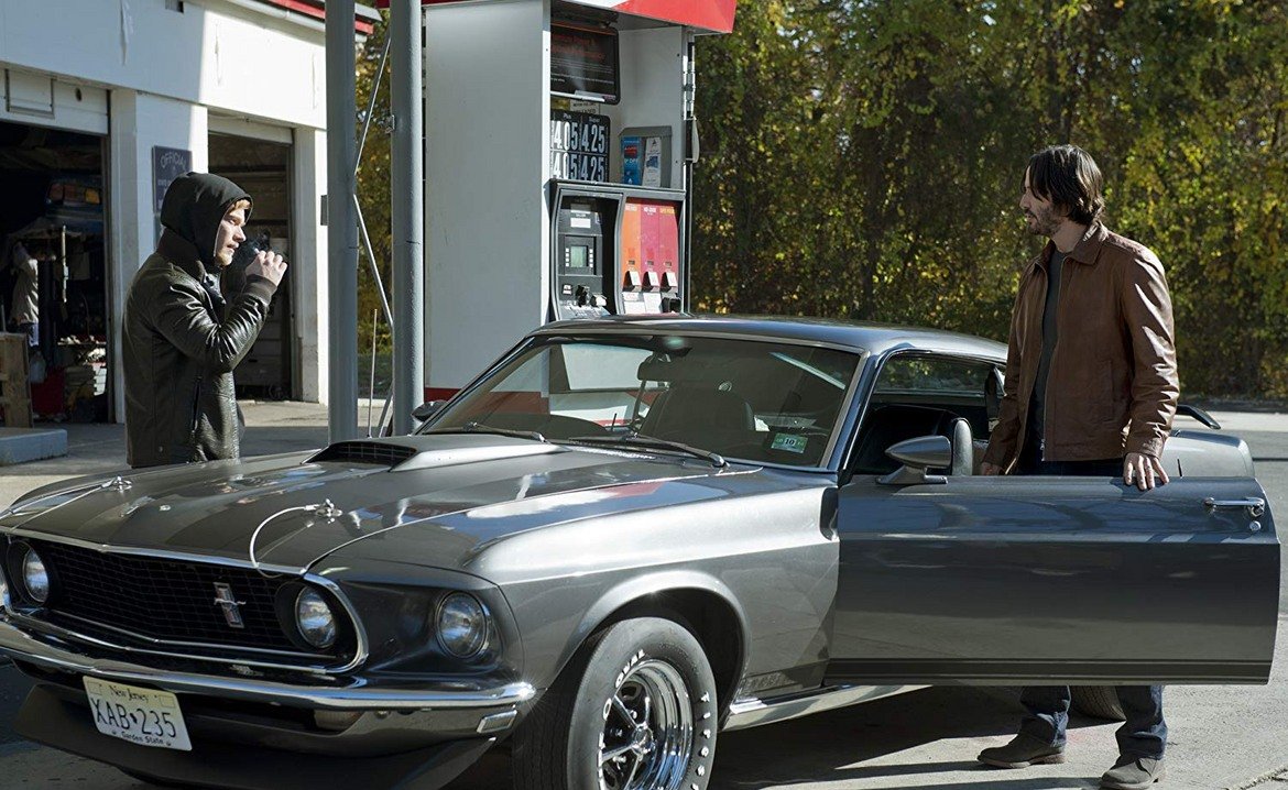  Ford Mustang 1969, "Джон Уик" 

Според мнозина най-запомнящите се сцени на Киану Рийвс зад волана на превозно средство са на шофьорското място на автобус от градския транспорт в Лос Анджелис. Но във филмовата си биография той има и далеч по-готино возило - Mustang от 1969 г., който кара в първия филм за Джон Уик. 

Екипът на продукцията използва Mustang с осемцилиндров двигател, ускорява от 0 до 100 км/ час за под 9 секунди и вдига до 160 км/ час. Представянето на автомобила е достатъчно добро за целите на филма, а към това се прибавя и агресивният дизайн, характерен за серията.