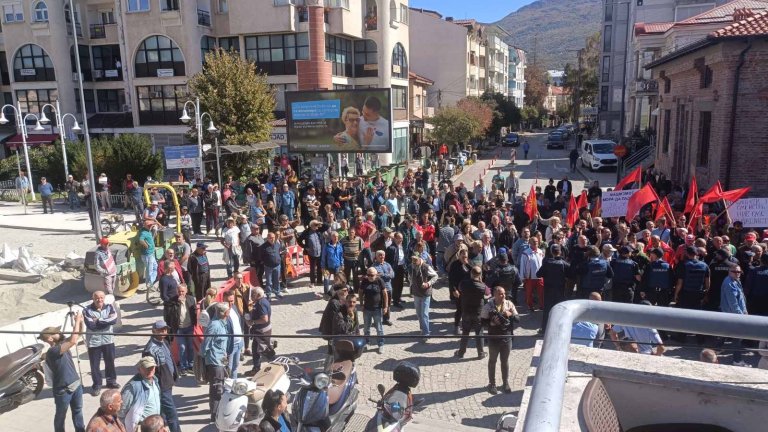 С възгласи "българи - татари и фашисти" в Охрид протестираха срещу новия български клуб