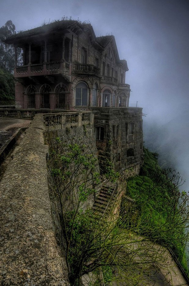 Хотел De Салто е открит през 1928 г. в близост до 157 метровите водопади Tequendema в Колумбия. Но затворил в началото на 90-те години, след като интересът към водопада намалял. През 2012 г. обаче е превърнат в музей