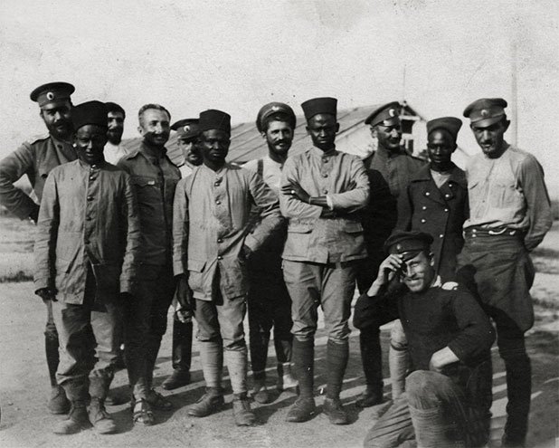 “С Камерадите” - офицери от 12-ти пехотен Балкански полк и френски колониални войници в пленническия лагер Шамли край Солун, 20 юни 1919 г. Източник: "Изгубената България"