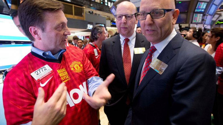 През 2012 година новите собственици на клуба - семейство Глейзър, пуснаха 10 процента от контролния пакет акции да се търгуват на стоковата борса в Ню Йорк - ход, срещу който имаше серия от негодувания сред феновете.