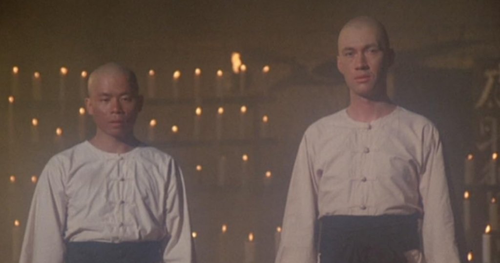 Kung Fu
Около този сериал има много противоречиви истории. Според една от тях идеята за приключенията в Дивия запад на майстор от Шаолин е на Брус Лий, но впоследствие е била открадната от филмовите студия.
Така и не виждаме легендарният актьор в тази роля, а вместо него е използван Дейвид Карадайн. Той играе Куай Чанг Кейн - дете от смесен брак между американец и китайка, което е прието да се обучава в Шаолин. Години по-късно младежът вече е майстор на кунгфу, но е прокуден в САЩ.
Сериалът става култов и има основна роля за популяризирането на източната култура зад Океана.