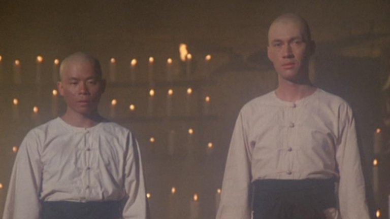 Kung Fu
Около този сериал има много противоречиви истории. Според една от тях идеята за приключенията в Дивия запад на майстор от Шаолин е на Брус Лий, но впоследствие е била открадната от филмовите студия.
Така и не виждаме легендарният актьор в тази роля, а вместо него е използван Дейвид Карадайн. Той играе Куай Чанг Кейн - дете от смесен брак между американец и китайка, което е прието да се обучава в Шаолин. Години по-късно младежът вече е майстор на кунгфу, но е прокуден в САЩ.
Сериалът става култов и има основна роля за популяризирането на източната култура зад Океана.