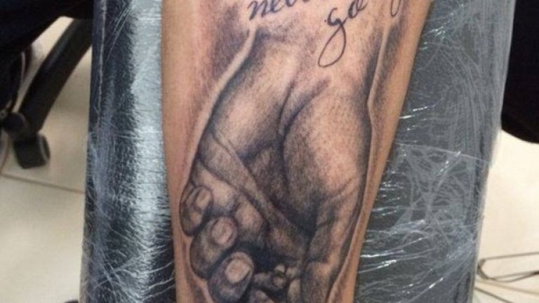 Най-впечатляваща е тази татуировка на лявата му ръка.