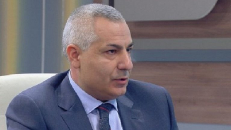 Камен Петков - от Атака в ДПС
Ако не си спомняте бившия депутат на "Атака" от 41-ото Народно събрание Камен Петков, няма от какво толкова да се срамувате, защото той така или иначе не е бил сред видимите лица на партията. Най-запомнящият се момент в политическата му кариера беше именно резкият трансфер от националистите към кандидатдепутатските листи на ДПС за изборите от 2017 г. По негови думи участието му в "Атака" е било въпрос на принципи, но именно принципите са го извадили оттам и са го пратили в Движението за права и свободи. "Тогава бях млад, неопитен политик, сега разбрах, че ДПС е единствената последователна партия с родолюбива политика", коментира той в едно свое интервю. Въпреки това и за него трансфера в ДПС не сработи и той не влезе в парламента.