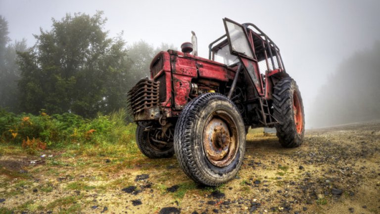 Румънски трактор Universal 651 изчезва в мъглата на превала Даладжа в Източните Родопи. Тракторите "Универсал" са една от многото машини, създавани в северната ни съседка. Компанията UTB или "Universal Traktoren Brasov" започва работа през далечната 1946 г., произвеждайки лицензни копия на FIAT. Впоследствие създават собствени разработки, много от които могат да бъдат видени на наша територия. Машините от показания тук вид са често срещана гледка из българските планини. Конкретно тази пък участва в разчистването на дърветата, повалени от снежното бедствие, сполетяло Родопите в началото на 2015 година