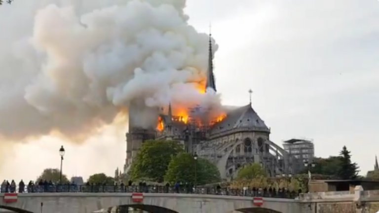 Пожар унищожи кулата на катедралата "Нотр Дам" в Париж (Обзор)
