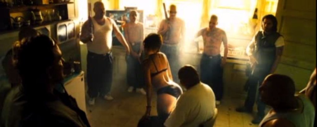 Кийра Найтли, „Домино“, 2005 г. 
Найтли призна, че е използвала двойничка за лап-денса в „Домино“, но не се е притеснила да покаже гърдите си в секс сцена. По време на филмов фестивал през 2008 година тя казва, че винаги показва гърдите си и не е сам