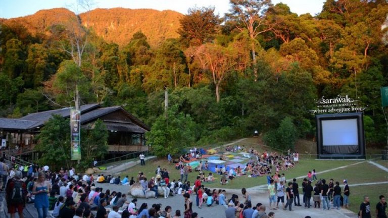 Фестивалът в Борнео се случва в средата на дъждовните гори на острова, което прави посещението там незабравимо