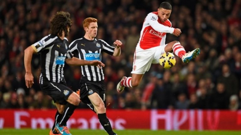 Алекс Окслейд-Чембърлейн контролира топката във въздуха, преследват от Джак Колбак.