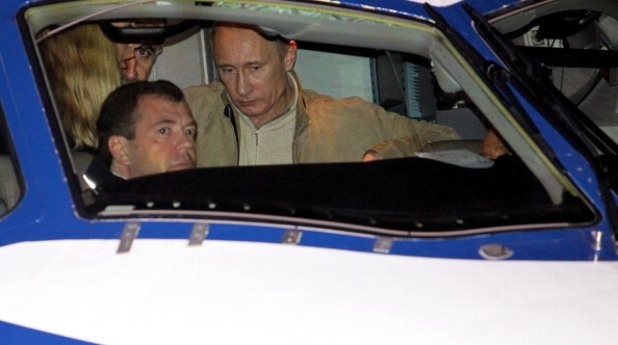 През останалото време с Медведев инспектират нови самолети,