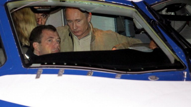 През останалото време с Медведев инспектират нови самолети,
