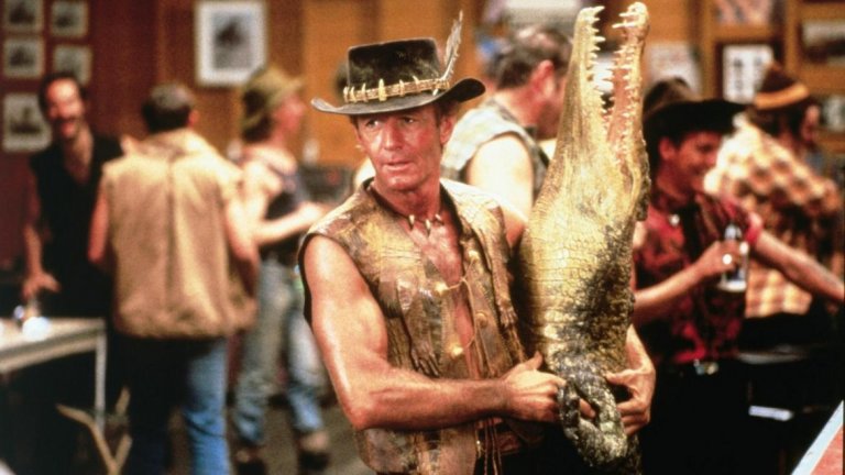 1.	Пол Хоган
Във втората половина на 80-те пиратските касетки с „Дънди Крокодила" бяха сред най-ценните притежания на гордия собственик на видео в социалистическа България. Филмът, появил се през 1986 г., е хит не само у нас, но и в световен мащаб.
47-годишният тогава Пол Хоган е утвърдено актьорско име в родната си Австралия, но непретенциозната и нискобюджетна комедия за приключенията на добряк австралиец, живеещ в дивите кътчета на родината си, го превръща в абсолютна звезда за една нощ. Две години по-късно Хоган повтаря ролята в „Дънди Крокодила 2" и филмът отново е касов успех, макар и критиката да не е въодушевена.
Той обаче не успява да повтори успеха си в Холивуд и след като в началото на 90-те прави няколко посредствени роли, се връща в Австралия.