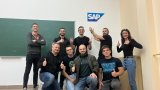На снимката: Стоян Велев (първи на долния ред от ляво надясно) - старши мениджър „Развойна дейност и иновации“ в SAP и ръководител на курса „Съвременни Java технологии“ със студенти от ФМИ