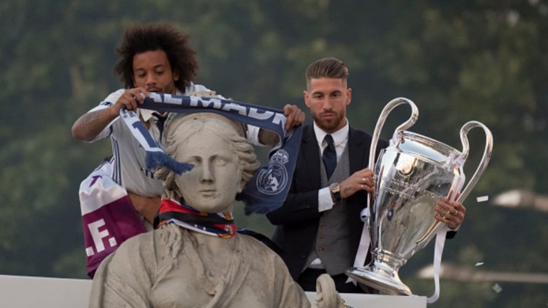 Марсело и Серхио Рамос бяха начело на парада, като украсиха мраморните статуи с шалчета на Реал.
