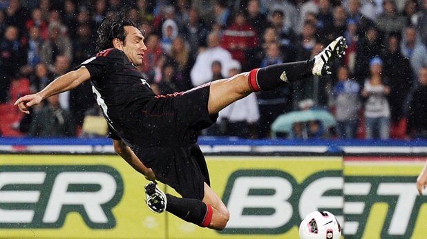Алесандро Неста бе закупен от Милан за 30 милиона от Лацио, като кариерата му на "Сан Сиро"  доказа, че всяко евро си е струвало