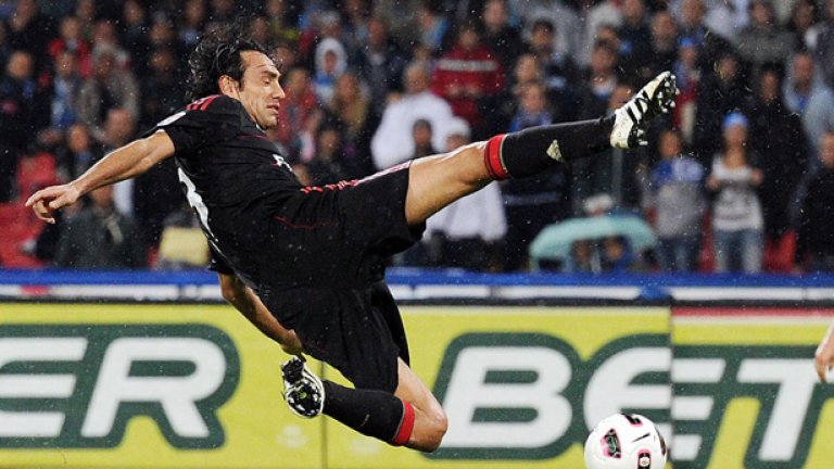 Алесандро Неста – 4 (2002, 03, 04, 07), Лацио/Милан и Италия
Номиниран още в първия идеален отбор на УЕФА през 2001-ва, бившият централен бранител не успя да влезе в идеалните 11. Бе неизменна част от него в следващите три години обаче, като през 2007-а се завърна, след като помогна на Милан да спечели седмия си трофей от Шампионската лига. 