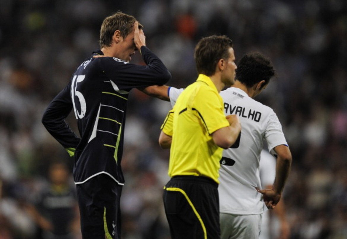 2011-а, четвъртфинали за Шампионска лига
Първи мач: Реал Мадрид 4:0 Тотнъм
И при второто си гостуване в Мадрид лондончани остават с човек по-малко. Питър Крауч е изгонен още в 15-ата минута, но тогава Адебайор вече е дал предимство за Реал. Отборът, ръководен по онова време от Жозе Моуриньо, в крайна сметка добави още 3 гола към актива си и си осигури лесен реванш в Англия.
