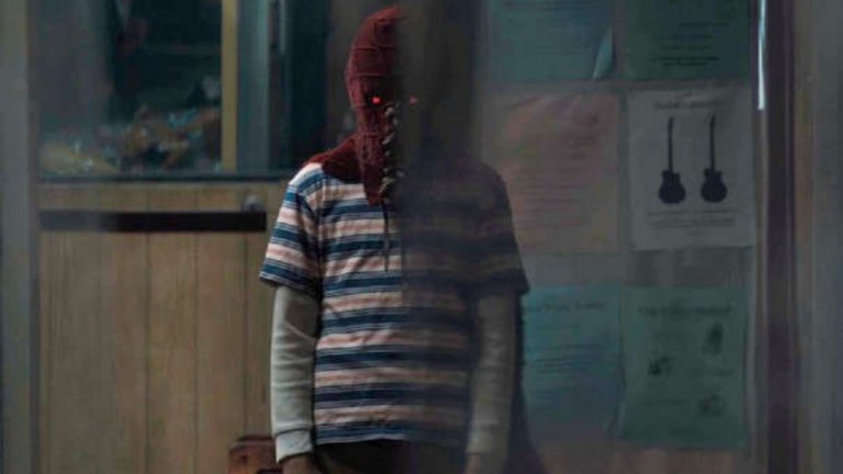 "Brightburn" / "Жив огън" 
Вероятно си зпомняте как Джеймс Гън беше уволнен със скандал от "Guardians of the Galaxy 3", а само няколко месеца по-късно "Дисни" размислиха и го върнаха на борда. Сега обаче Гън прави крачка встрани от вселената на DC, за да представи новия си проект - "Жив огън". Хорърът разказва мрачната алтернативна история на повечето супергеройски филми. Младо семейство осиновява дете, което попада на Земята от друг свят. Докато се опитват да възпитат сина си в силата на доброто, злината в него започва да излиза извън всякакъв контрол. Филмът тръгва по кината на 10 май.