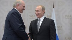 Протестите след президентските избори продължават, но Лукашенко твърди, че е получил обещание за помощ в случай на заплаха отвън (на снимката: Лукашенко и Путин през 2015 г.)