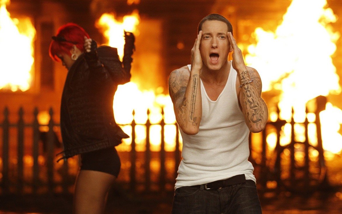 Eminem и Rihanna - Love the Way You Lie

Отново една нелоша песен, която се изтърка от въртене по радиа, телевизии, кафенета, супермаркети, казина и въобще на почти всяко място, където се пуска някаква музика, била тя и за фон.