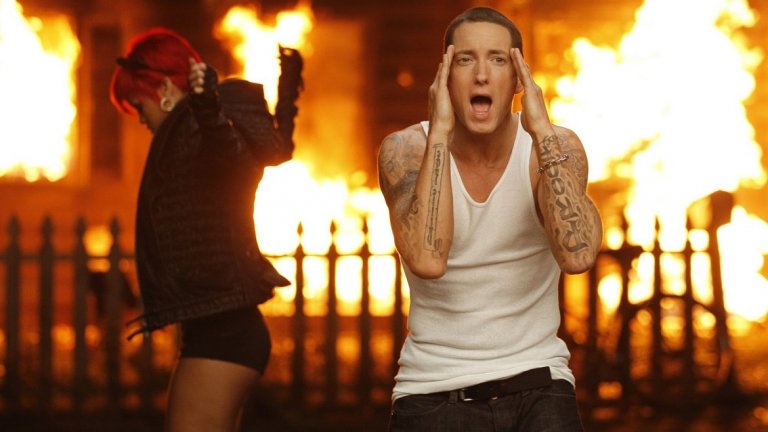 Eminem и Rihanna - Love the Way You Lie
Отново една нелоша песен, която се изтърка от въртене по радиа, телевизии, кафенета, супермаркети, казина и въобще на почти всяко място, където се пуска някаква музика, била тя и за фон.