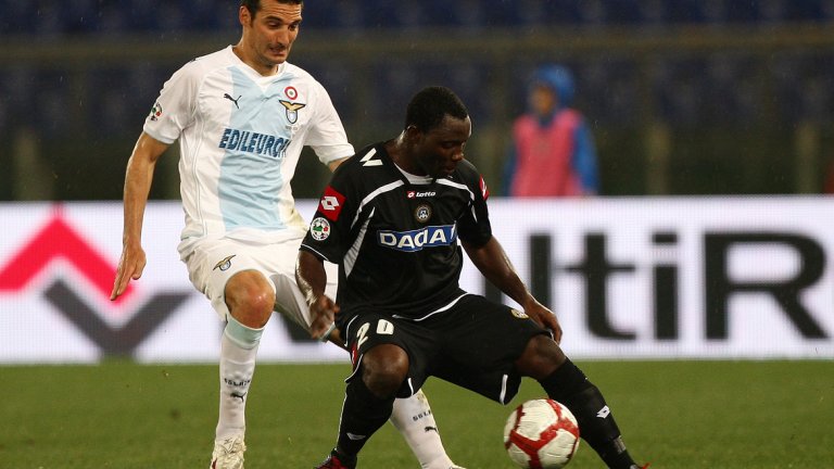 Ляв уинг-бек: Квадво Асамоа
Асамоа познаваше италианския футбол и преди Удинезе. Преди да играе първо под наем в тима, а след това и да бъде купен от четвъртодивизионния швейцарски Белинзона, Асамоа прекара половин сезон под наем в Торино. Изигра общо 134 мача с фланелката на „бяло-черните”, а две години след изключителното представяне на Гана на Мондиал 2010, замина в посока Ювентус.