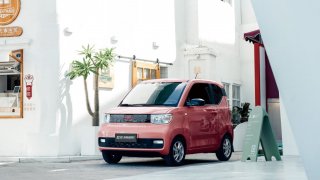 Докато гледаме модели като руската Zetta или китайския Hongguang Mini, не можем да не се зачудим дали някой не се бъзика с нас.
В галерията ще видите девет именно такива крайно любопитни малки коли: