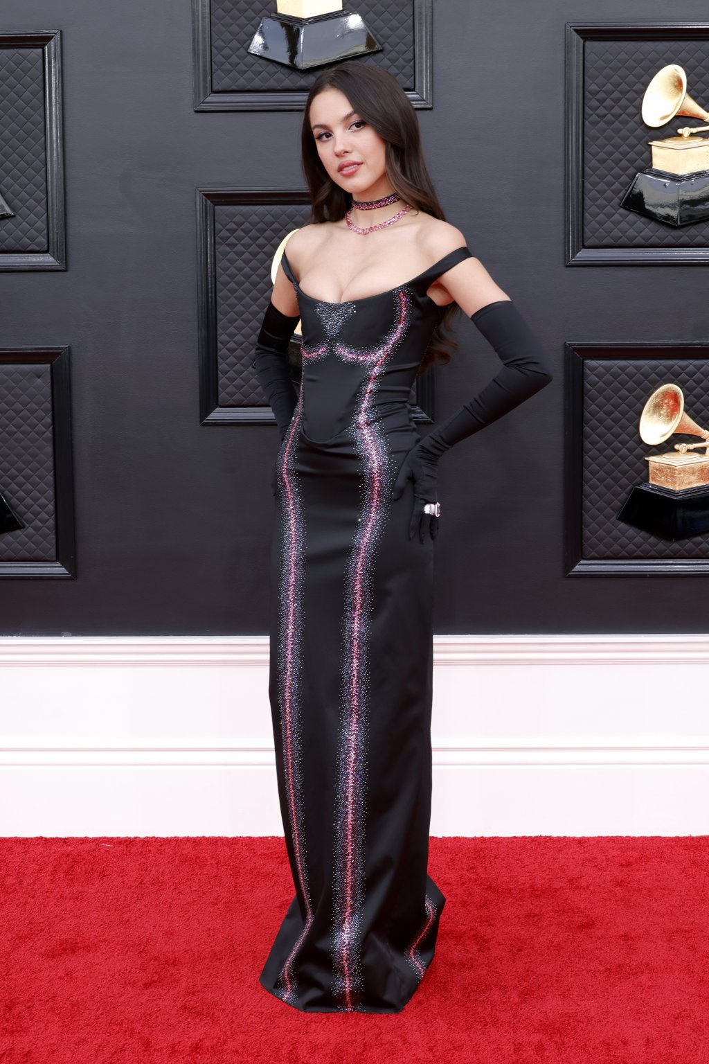 Оливия РодригоЕдин от големите победители на наградите тази година – 19-годишната Оливия Родриго, носеше черна рокля на Вивиан Уестууд с искрящи розови детайли.