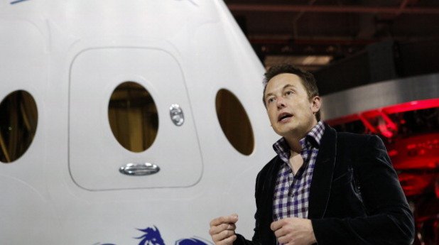 Собственикът на SpaceX е 43-годишният Илон Мъск - един от създателите на PayPal и главен продуктов архитект на Tesla Motors