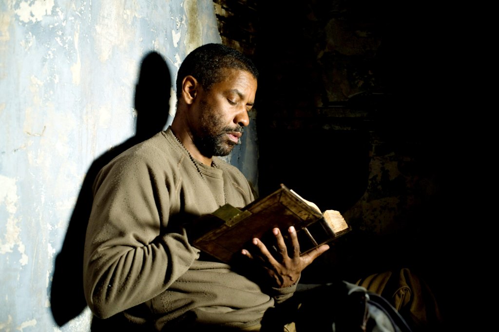 "The Book of Eli" 
2010 
Постапокалипсис, в който сам мъж си проправя път през Америка, за да предпази свещена книга, в която пише как да се паси човечеството. 