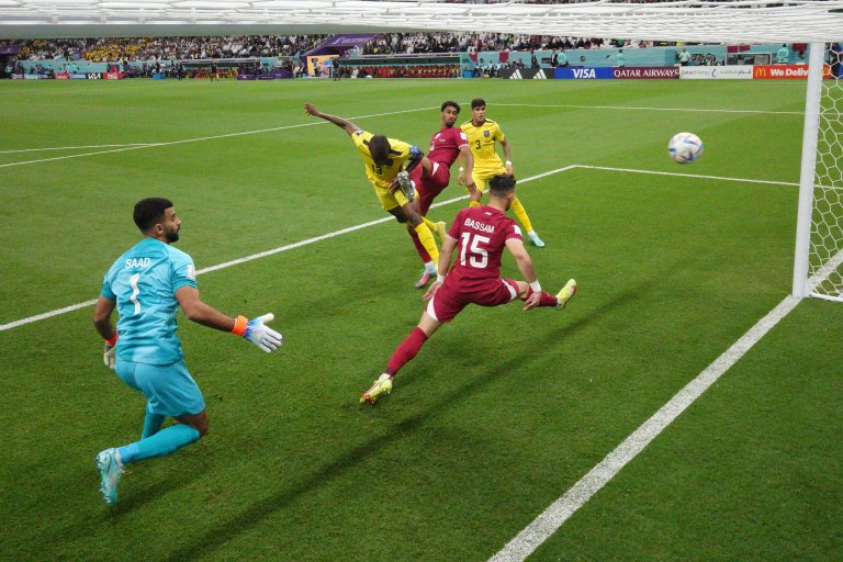 Разпокъсаната отбрана на Катар, увисналият вратар в отчаян опит да се върне на голлинията си и голът на Енер Валенсия още в третата минута, който впоследствие бе отменен заради минимална засада.