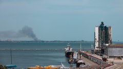 По данни на украинската страна при удара са били засегнати общо три търговски кораба